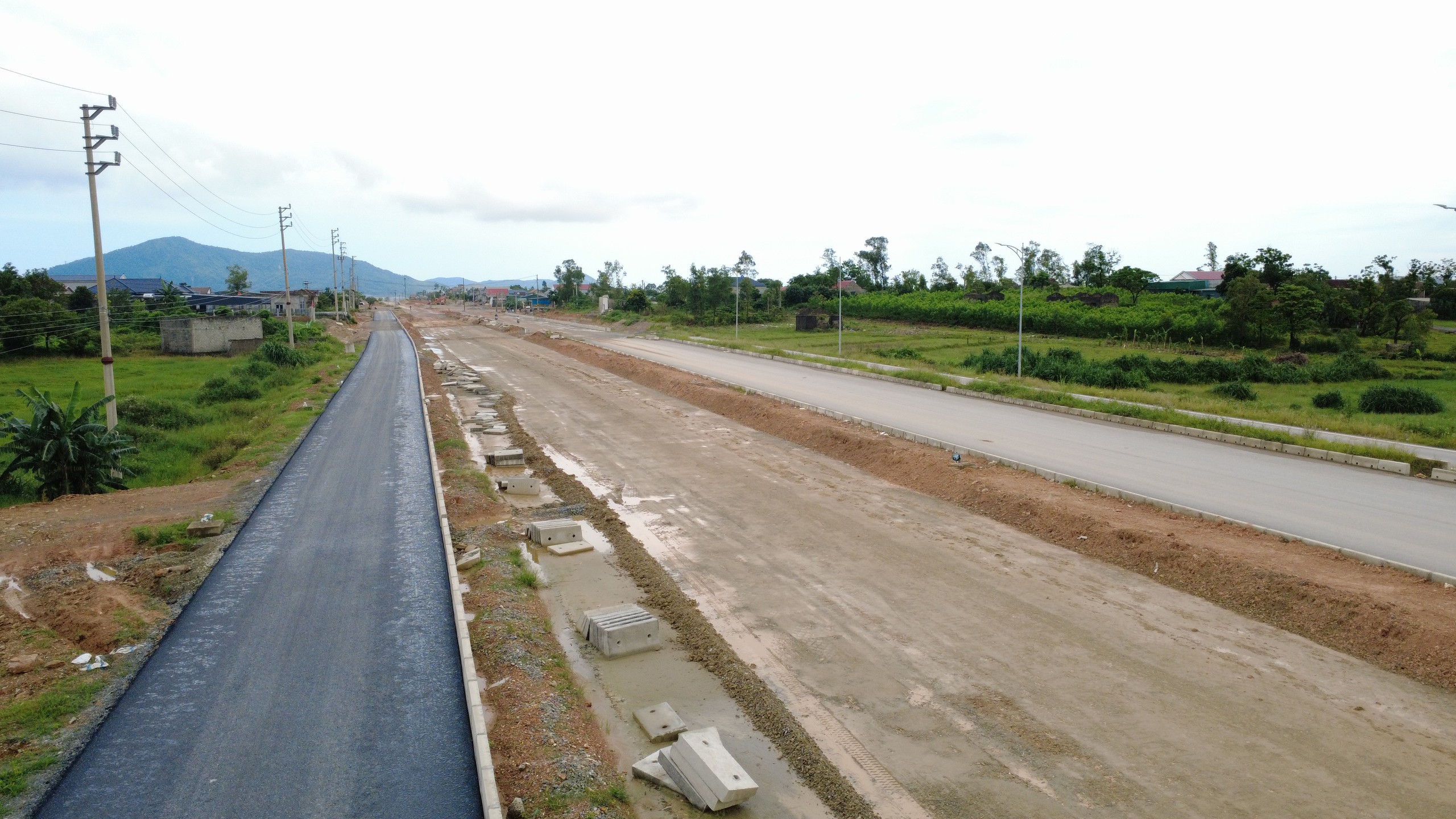 Diện mạo tuyến đường “xương sống” tại khu kinh tế Vũng Áng- Ảnh 3.
