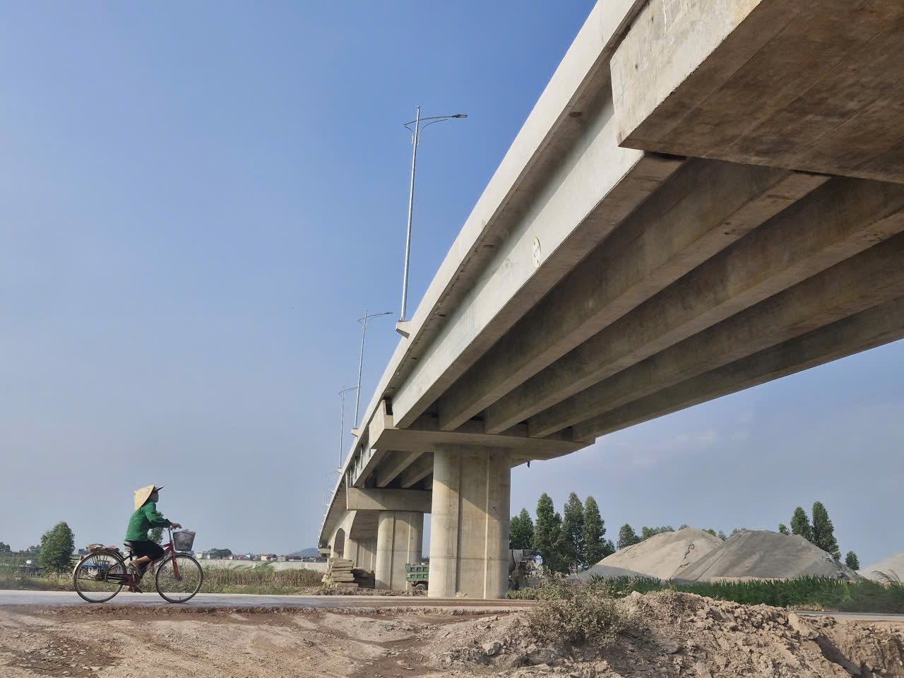 Khắc phục khó khăn, hoàn thành cầu Cẩm Lý để tách đường bộ với đường sắt trong năm 2026- Ảnh 17.