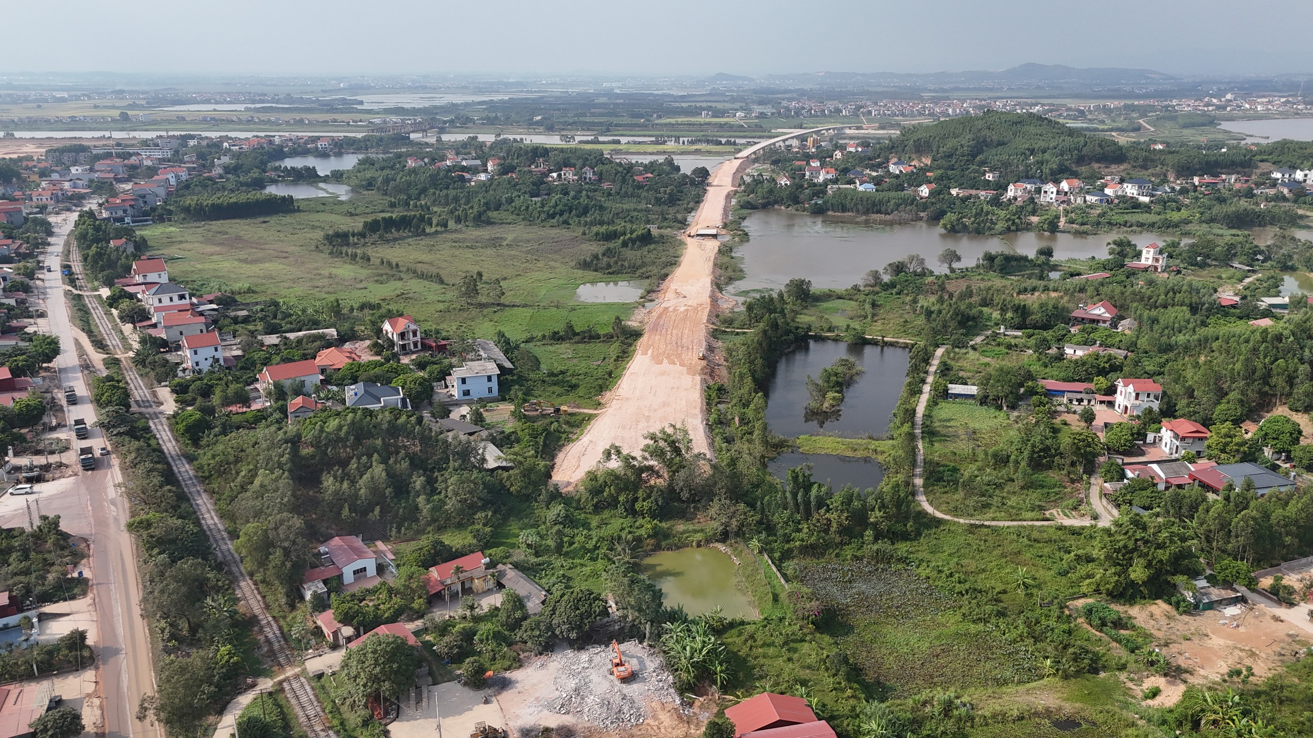 Khắc phục khó khăn, hoàn thành cầu Cẩm Lý để tách đường bộ với đường sắt trong năm 2026- Ảnh 13.