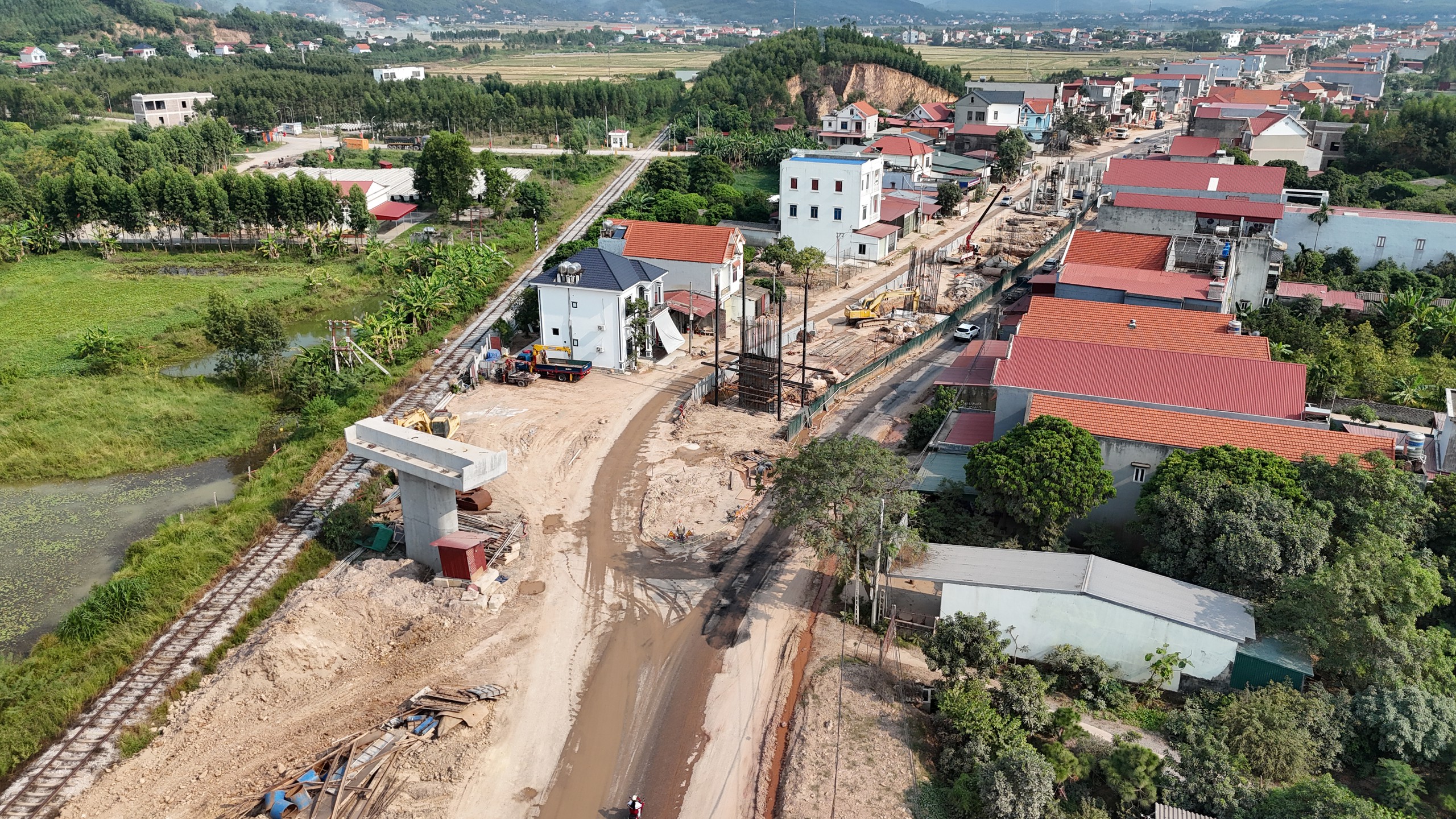 Khắc phục khó khăn, hoàn thành cầu Cẩm Lý để tách đường bộ với đường sắt trong năm 2026- Ảnh 12.