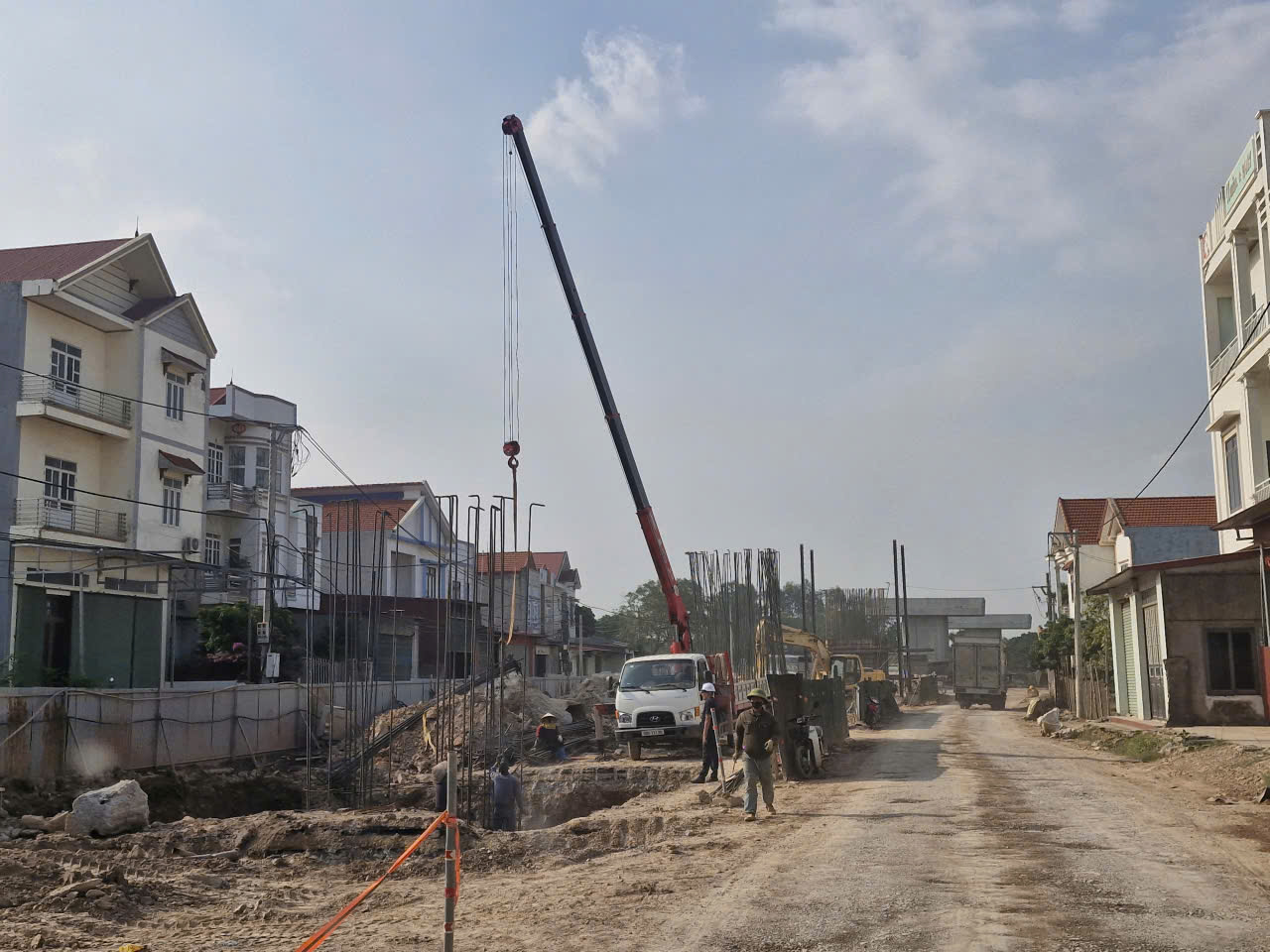 Khắc phục khó khăn, hoàn thành cầu Cẩm Lý để tách đường bộ với đường sắt trong năm 2026- Ảnh 4.