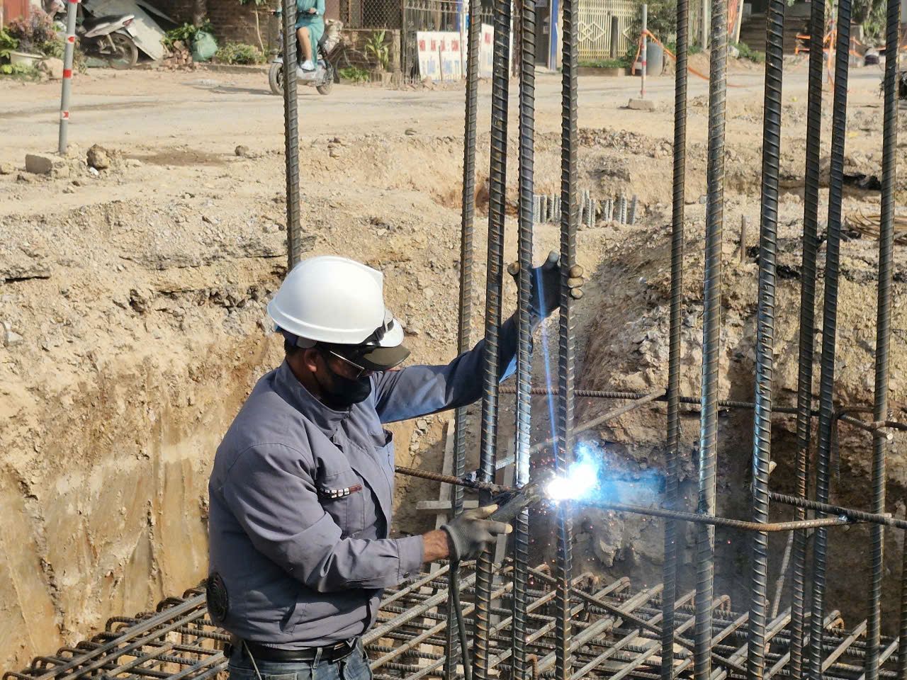 Khắc phục khó khăn, hoàn thành cầu Cẩm Lý để tách đường bộ với đường sắt trong năm 2026- Ảnh 2.