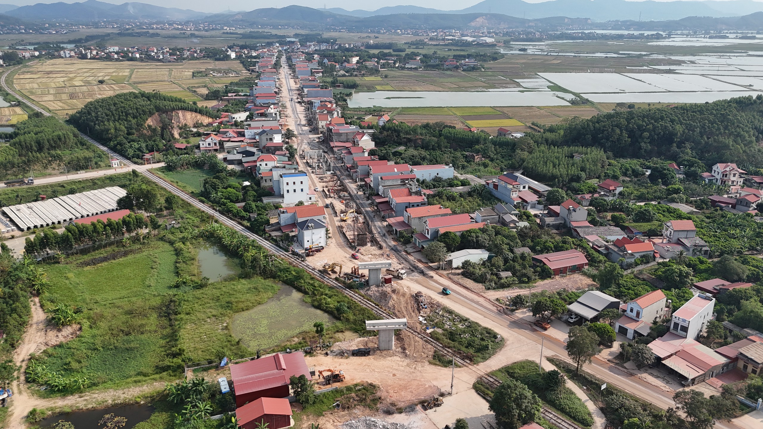 Khắc phục khó khăn, hoàn thành cầu Cẩm Lý để tách đường bộ với đường sắt trong năm 2026- Ảnh 6.