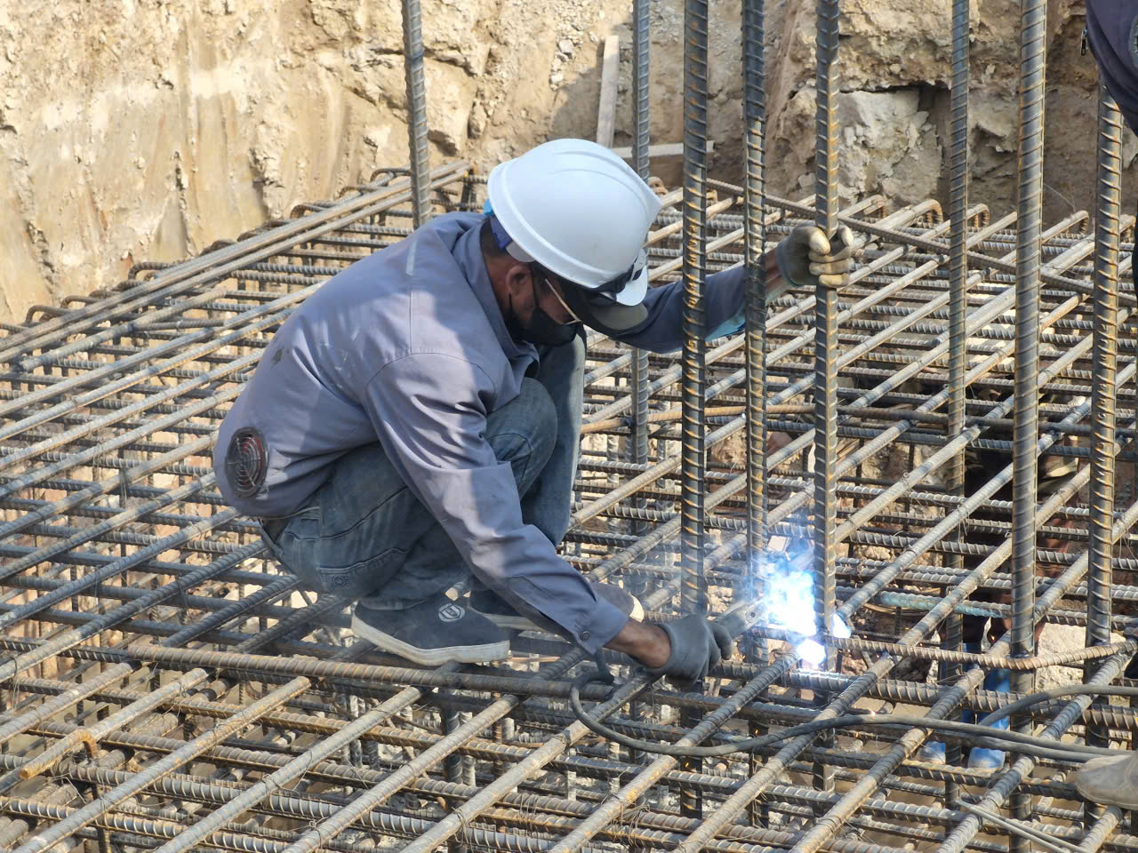 Khắc phục khó khăn, hoàn thành cầu Cẩm Lý để tách đường bộ với đường sắt trong năm 2026- Ảnh 3.