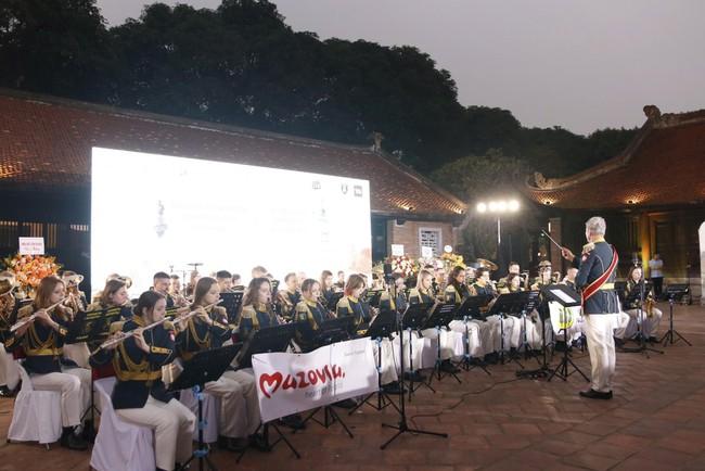 Gắn kết tình hữu nghị Việt Nam - Ba Lan qua âm nhạc và hội họa - Ảnh 7.