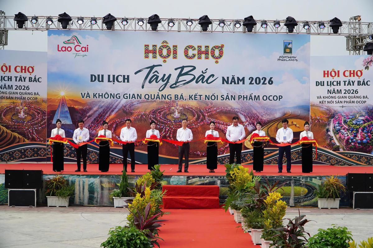 Ban Tổ chức và lãnh đạo tỉnh Lào Cai cắt băng khai mạc hội chợ. Ảnh: Ngô Hùng.