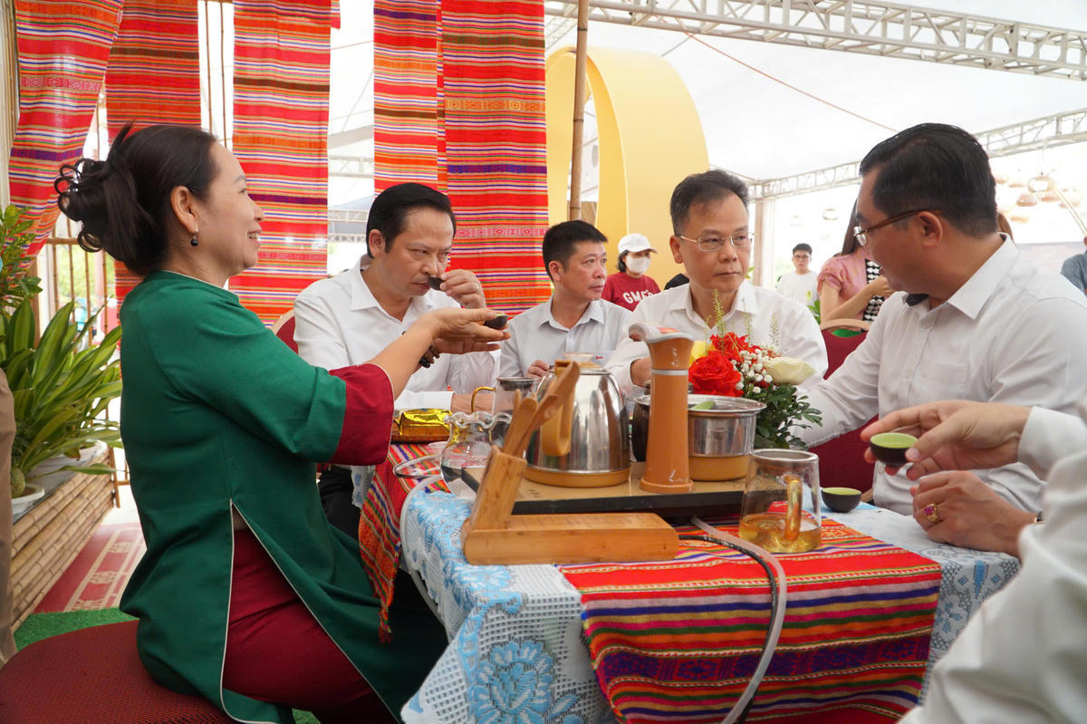 Lãnh đạo tỉnh Lào Cai và Ban Tổ chức đi thăm các gian hàng. Ảnh: Ngô Hùng.