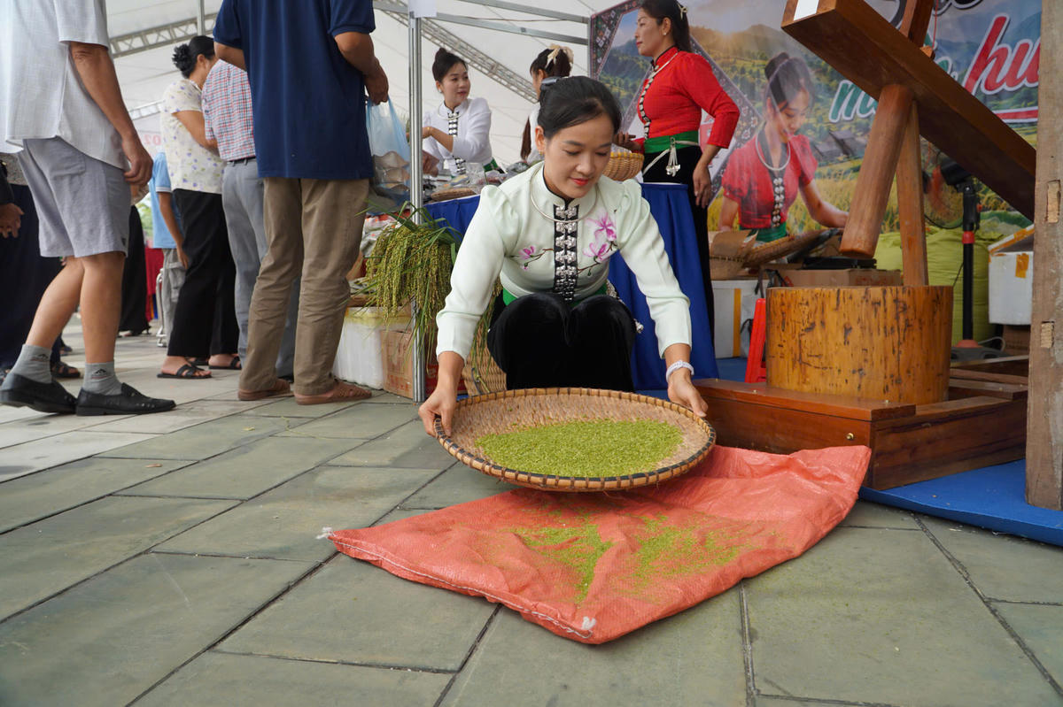 Cốm tỏa hương ở hội chợ. Ảnh: Ngô Hùng