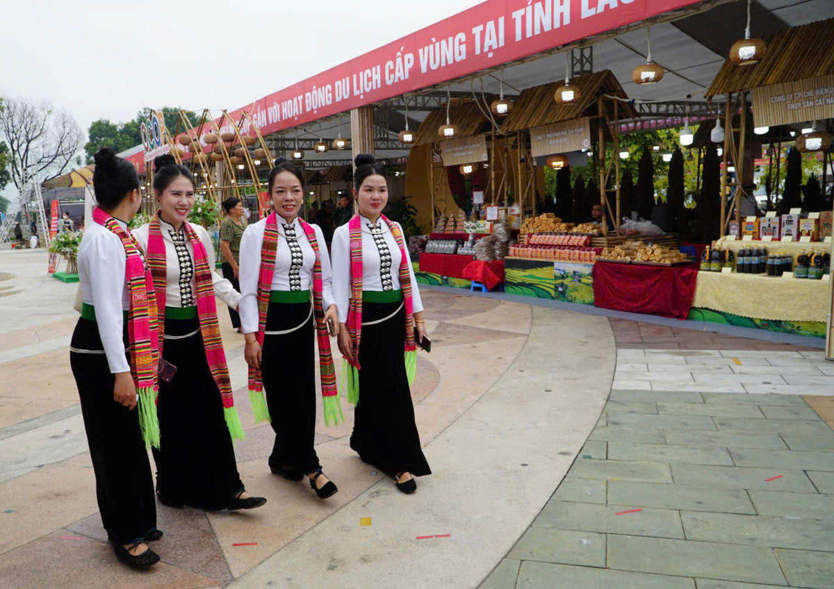 Những cô gái trong trang phục người Thái rạng rỡ. Ảnh: Ngô Hùng.