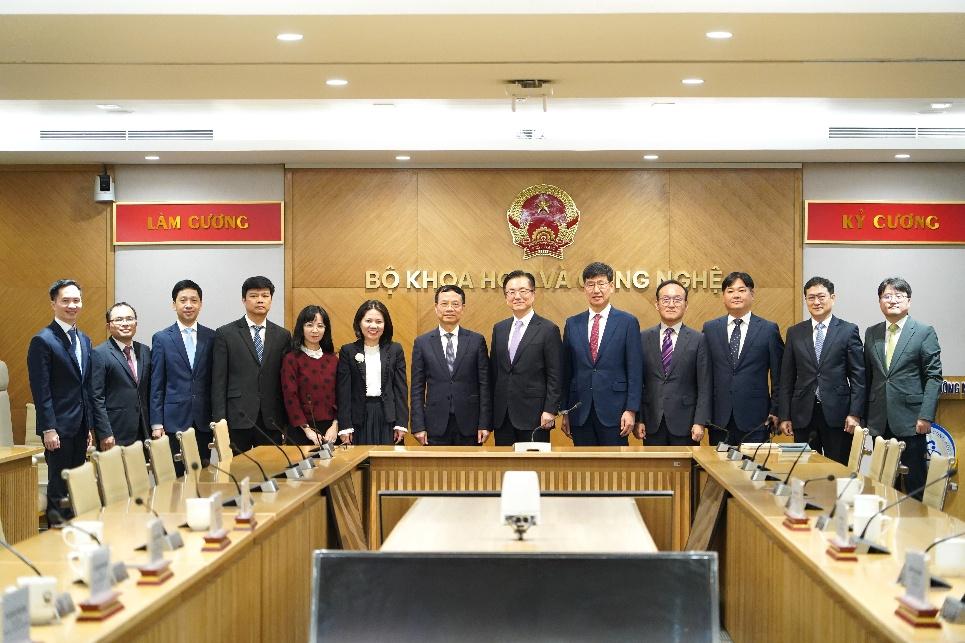 Samsung khẳng định cam kết lâu dài tại Việt Nam: Mở rộng đào tạo, tăng liên kết chuỗi cung ứng- Ảnh 4. Samsung khẳng định cam kết lâu dài tại Việt Nam: Mở rộng đào tạo, tăng liên kết chuỗi cung ứng- Ảnh 4.