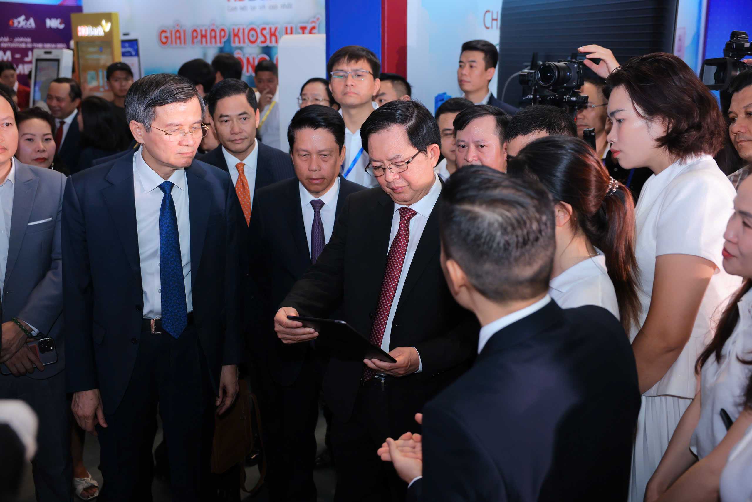 Lãnh đạo Đảng, Chính phủ tham quan các gian hàng công nghệ mới tại Ngày hội Đổi mới sáng tạo quốc gia 2026- Ảnh 4.