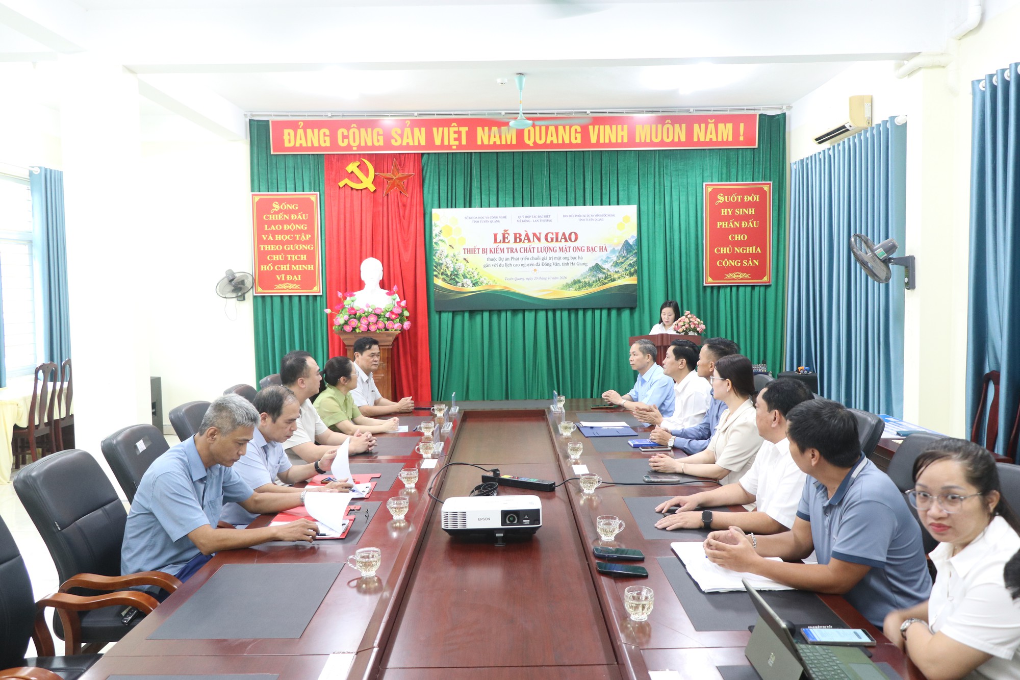 Tuyên Quang tăng cường năng lực kiểm tra chất lượng mật ong bạc hà- Ảnh 1.