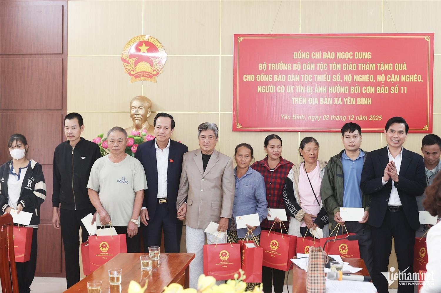 Bộ trưởng Bộ Dân tộc và Tôn giáo Đào Ngọc Dung và Bí thư Tỉnh ủy Lạng Sơn Hoàng Quốc Khánh tặng quà các hộ dân. Ảnh: Lê Anh Dũng