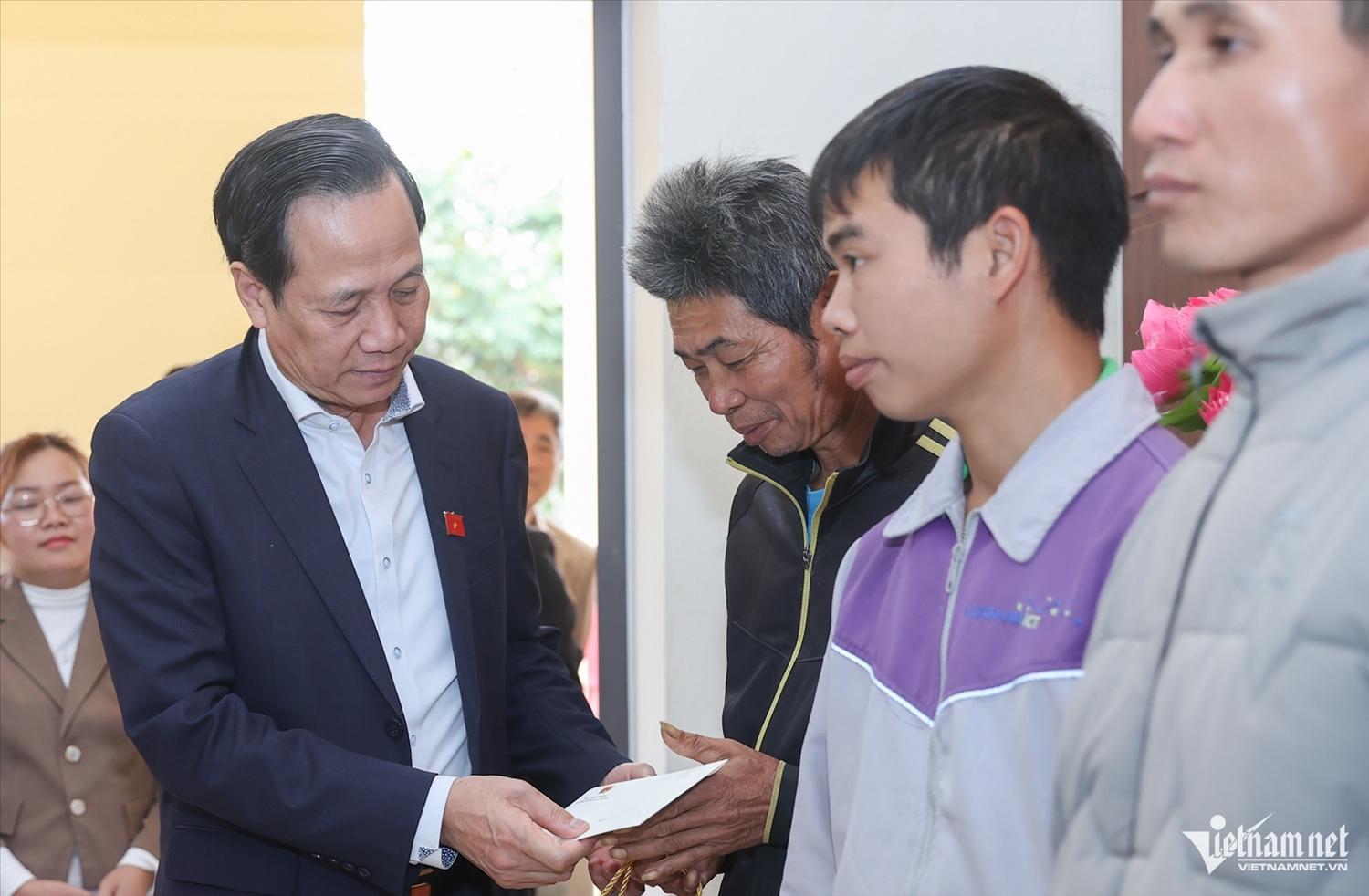 Bộ trưởng Bộ Dân tộc và Tôn giáo Đào Ngọc Dung tặng quà các hộ dân bị ảnh hưởng bởi mưa lũ. Ảnh: Lê Anh Dũng