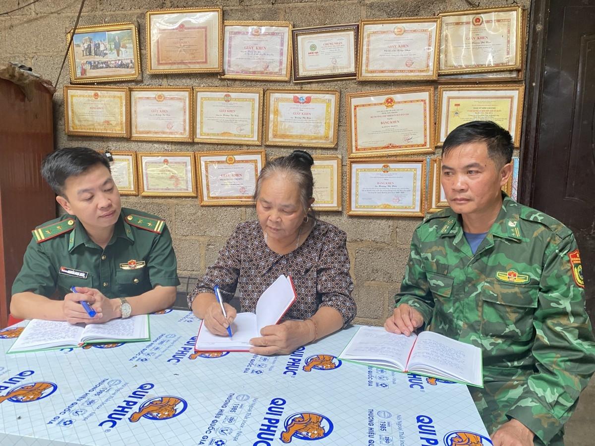 Bí thư chi bộ - Người có uy tín Hoàng Thị Hựu ở xóm Kiểng Phặc, xã Quang Long thường xuyên phối hợp cùng cán bộ, chiến sỹ Đồn Biên phòng Kiểng Phặc tuyên truyền, vận động nhân dân. (Ảnh: Quốc Sơn)