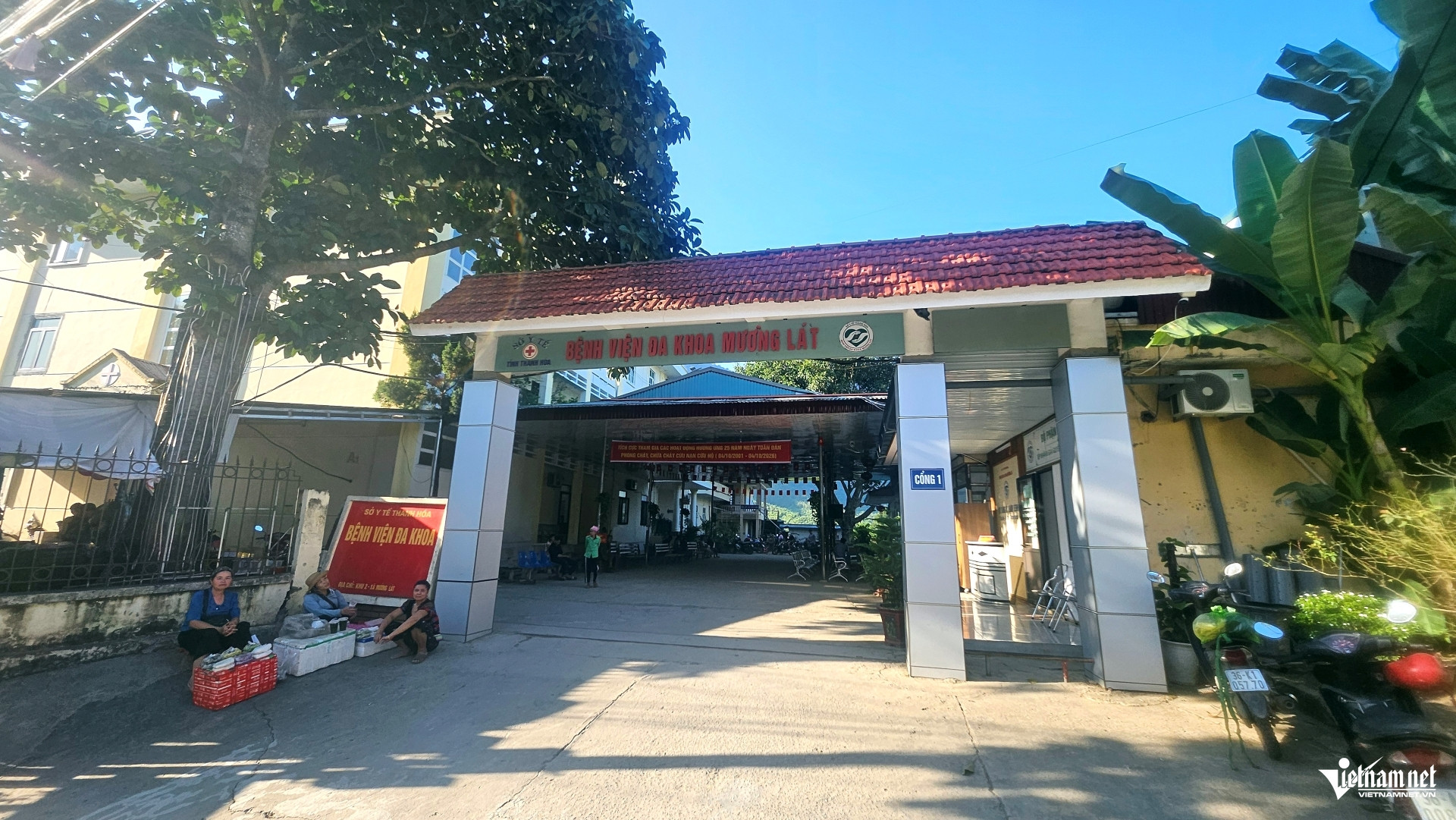 W-a1Bác sĩ vùng biên học tiếng Lào.jpg