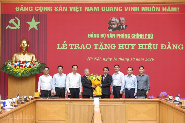 Trao tặng Huy hiệu 30 năm tuổi Đảng cho Phó Chủ nhiệm VPCP Đôn Tuấn Phong- Ảnh 3.
