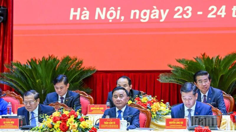 Đồng chí Trần Cẩm Tú, Ủy viên Bộ Chính trị, Thường trực Ban Bí thư, Bí thư Đảng ủy các cơ quan Đảng Trung ương cùng các đồng chí Đoàn Chủ tịch điều hành Đại hội. (Ảnh: DUY LINH)