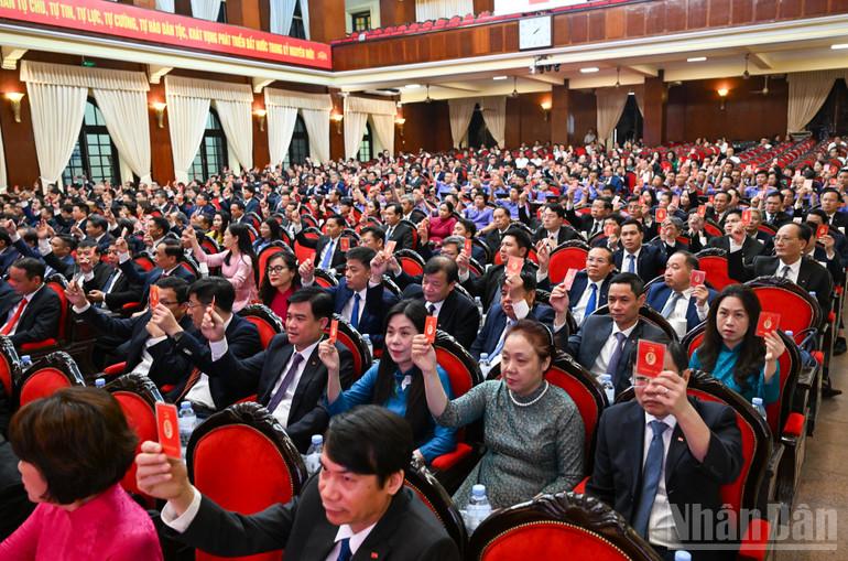 Các đại biểu biểu quyết tại Đại hội. (Ảnh: DUY LINH) ndo_br_12-3811.jpg